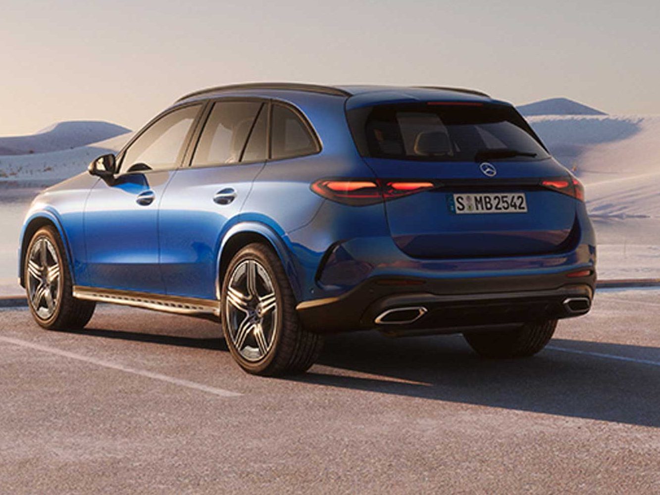 Das Heck des neuen Mercedes GLC in blau