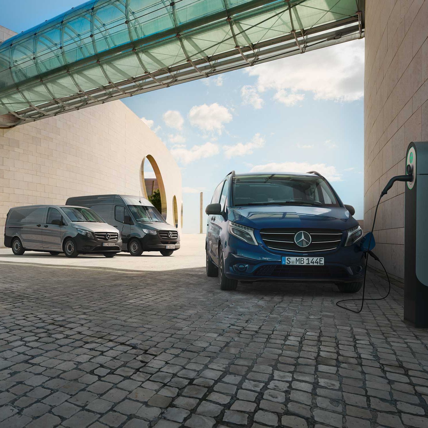 blauer Van wird mit dem Flexiblen Ladesystem aufgeladen